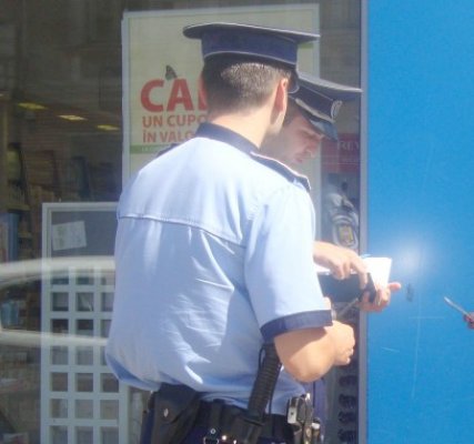 Percheziţii în Constanţa: 10 vânzători ambulanţi de ţigări, cercetaţi de oamenii legii
